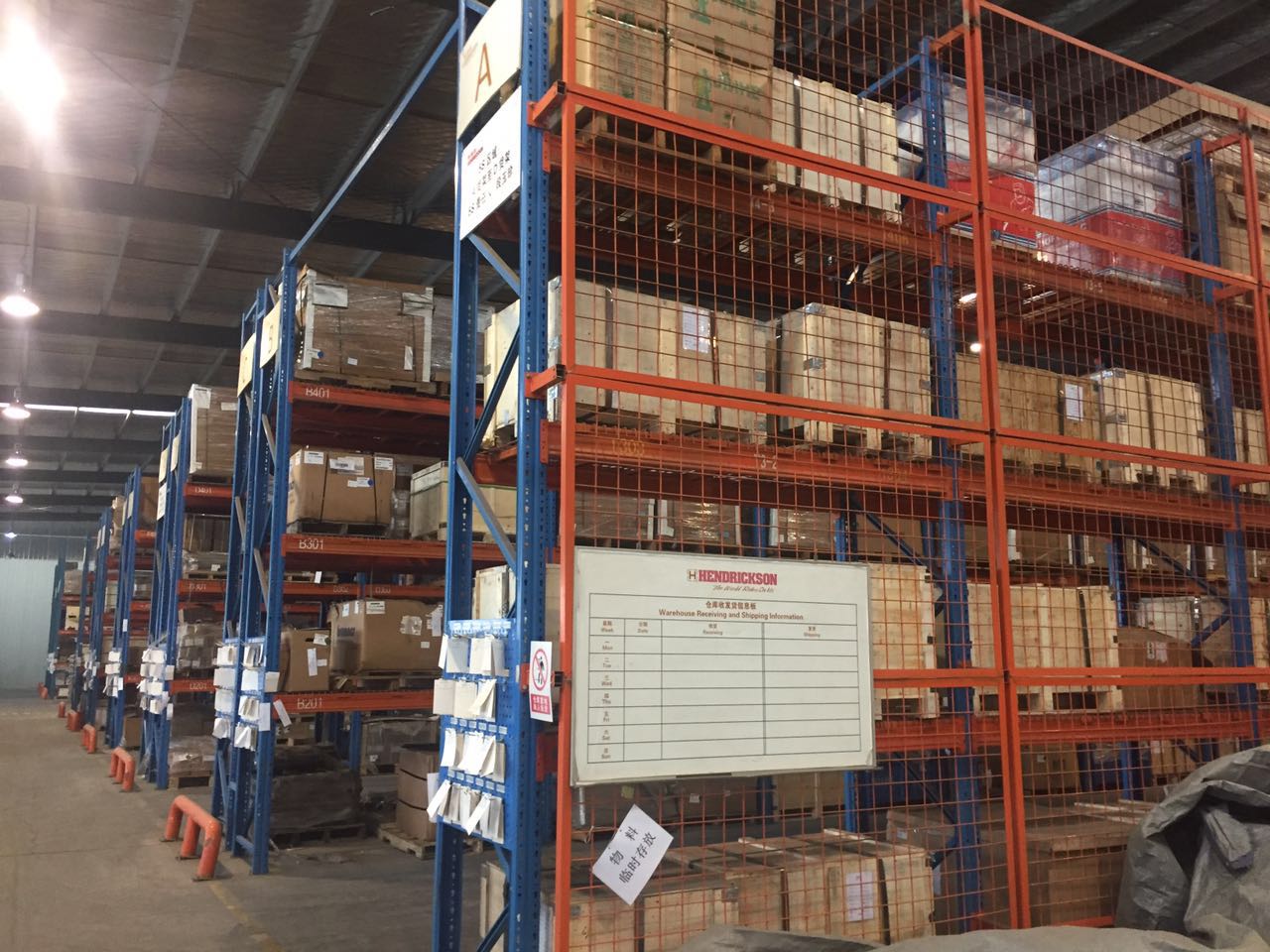 2托盤貨架層高可自由調節(jié)托盤貨架橫梁層高可調節(jié),滿足不同貨物對托盤貨架的托盤高度要求,讓你的儲存更靈活。