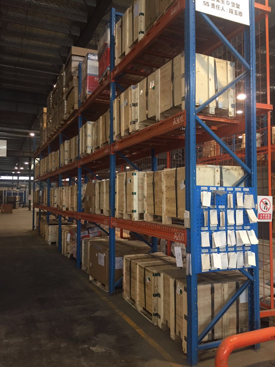 3滿足不同重量的貨物存儲要求托盤貨架的托盤承載可定做,每層可承重800-5000kg,可滿足不同貨物的存儲要求。